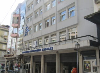 Ημεδαπός διέρρηξε δύο αυτοκίνητα στην Καβάλα και αφαίρεσε χρήματα, έγγραφα και τραπεζικές κάρτες