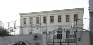 Τμήματα με 30 μαθητές-τριες και 2 εκπαιδευτικούς μέσα στην τάξη