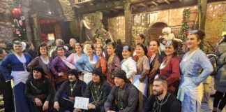 Οι χορευτές του Ομίλου Ποντίων Χορευτών Καβάλας πρόσφεραν μία εορταστική νότα στον «Μύλο των ξωτικών»