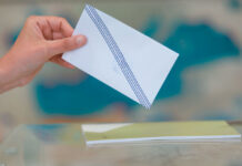 Το κλινικά νεκρό μεταπολιτευτικό καθεστώς απομάκρυνε τον κόσμο από την πολιτική, αλλά όχι από τις ελληνικές ρίζες