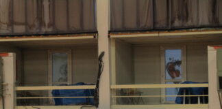 Με λινάτσες σκεπάζουν τα παλιοκαθίσματα και τα τραπέζια!