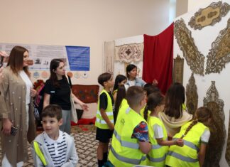 «Το φεστιβάλ, είναι το δικό μας δώρο προς την παράδοση και προς την νέα γενιά», δήλωσε η ιδιοκτήτρια του καταστήματος Καζαντζίδης, για το 1ο πανελλήνιο φεστιβάλ κεντήματος στην Καβάλα