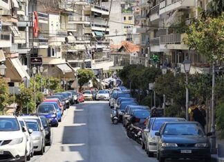 Θα απομακρυνθεί ο εναέριος Χριστουγεννιάτικος διάκοσμος στην οδό Ομονοίας