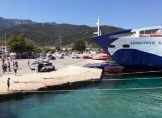 Ακόμα δεν αποκαταστάθηκαν οι ζημιές στην προβλήτα του λιμανιού της Θάσου