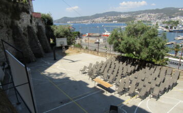 Θερινό σινεμά σε ένα ειδυλλιακό περιβάλλον και με φόντο το πανόραμα της Καβάλας