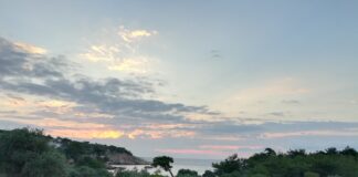 Με φακούς διασχίζουν το μονοπάτι στον αρχαιολογικό χώρο της Αλυκής