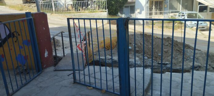 9ο ΔΗΜΟΤΙΚΟ-ΕΡΓΑΣΙΕΣ 1. Χαντάκι μπροστά στην κεντρική είσοδο της αυλής (2).jpg