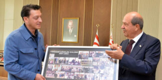 Ο παλιός διεθνής Γερμανός ποδοσφαιριστής, Μεσούτ Οζίλ, πήγε στο κατεχόμενο τμήμα της Κύπρου, για να στηρίξει την μαριονέτα της Τουρκίας (Ερσίν Τατάρ)!