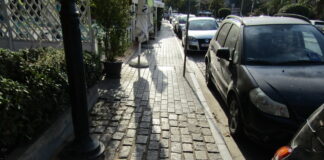 Οι κυβόλιθοι στο πεζοδρόμιο του παλιού Λιμενικού Ταμείου