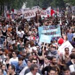 Οι Γάλλοι που εξεγείρονται και ζητούν την παραίτηση του Εμ. Μακρόν είναι μπαχαλάκηδες! Mon dieu!