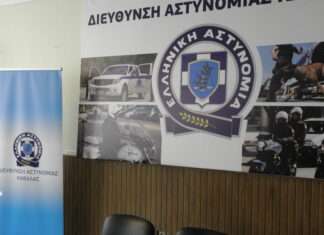 Ημεδαπός είχε στο αυτοκίνητο που οδηγούσε: δύο πτυσσόμενα γκλοπ, μία πλαστική απομίμηση πιστολιού, μία γεμιστήρα, μία θήκη πιστολιού, ένα ζεύγος χειροπέδες κι ένα αναδιπλούμενο μαχαίρι!