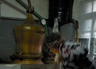 Τα «καζάνια» του τσίπουρου μπορούν να θερμαίνονται με καυσόξυλα, πέλλετ, πετρέλαιο, φυσικό αέριο και υγραέριο