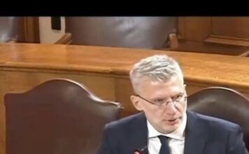 Ο Άκης έκανε το «σκέρτσο» του και αποχώρησε από την εξεταστική επιτροπή!