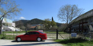 Θα κάνει πεζογέφυρα (με ανελκυστήρα) μεταξύ δημοτικού σταδίου και κολυμβητηρίου!