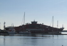 Είδαμε ένα μεγάλο αμφίπλωρο πλοίο στο λιμάνι της Καβάλας!