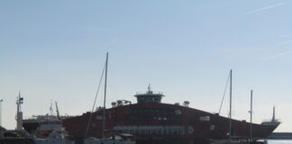 Είδαμε ένα μεγάλο αμφίπλωρο πλοίο στο λιμάνι της Καβάλας!