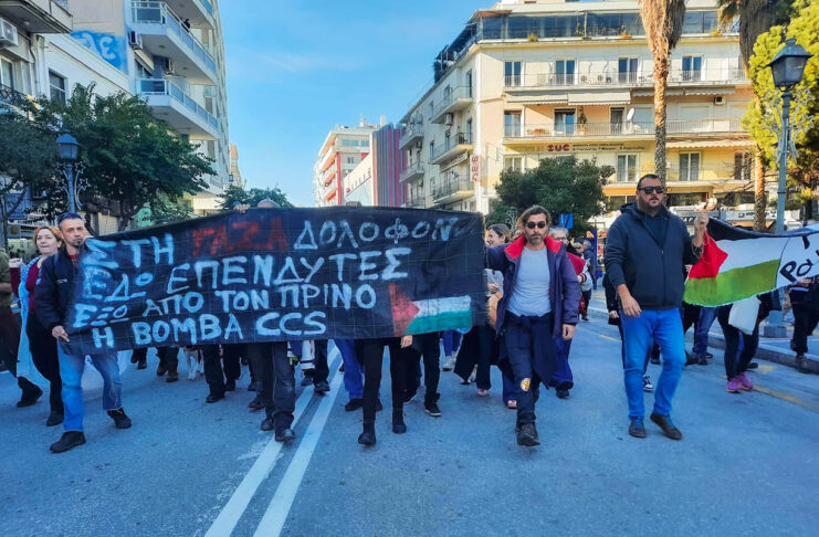 Οι αγρότες διαδηλώνουν για την πατρίδα τους, την Ελλάδα και άλλοι με σημαίες της Παλαιστίνης!