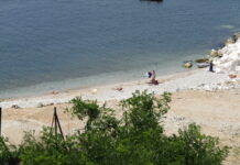 Με οκτακόσια χιλιάρικα θα αλλάξει τις λάμπες φωτισμού στους προβολείς του σταδίου «Ανθή Καραγιάννη», αλλά ο δήμαρχος απορεί για την επένδυση των 800.000 ευρώ στην παραλία «Μονόπετρο»!