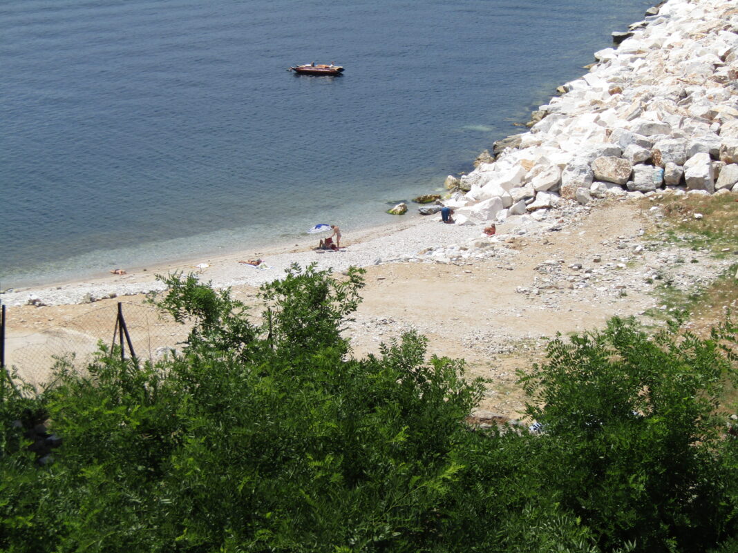 ΠΑΡΑΛΙΑ ΠΡΟΣΗΝΕΜΟΣ ΜΟΛΟΣ (2)