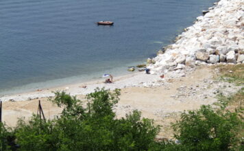 Ο Θόδ. Μουριάδης φέρεται απερίσκεπτα στο ζήτημα της παραλίας «Μονόπετρο»