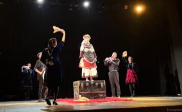 Η Καβάλα καλωσορίζει την πρωτότυπη θεατρική παράσταση «ΑΠΟΚΕΝΤΡΟΥΣΑ»