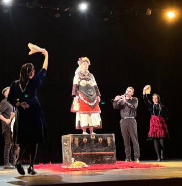 Η Καβάλα καλωσορίζει την πρωτότυπη θεατρική παράσταση «ΑΠΟΚΕΝΤΡΟΥΣΑ»