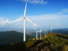 Η κυβέρνηση πιέζεται να συνεχίσει τις «επενδύσεις» με τις ανεμογεννήτριες και τα φωτοβολταϊκά πάρκα