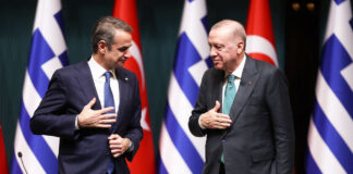 Ο Ρετζέπ Ταγίπ Έρντογαν θέλει μόνο την «τελωνειακή σύνδεση» με την Ευρωπαϊκή Ένωση, «έφαγε πόρτα» από τους BRICS, ανησυχεί για την ύπαρξη του ΝΑΤΟ. Θα τον βοηθήσει ο «πολύτιμος φίλος» του, Κυριάκος Μητσοτάκης;