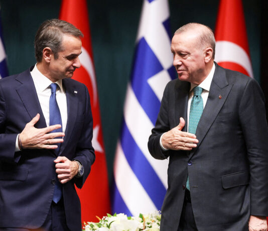 Ο Ρετζέπ Ταγίπ Έρντογαν θέλει μόνο την «τελωνειακή σύνδεση» με την Ευρωπαϊκή Ένωση, «έφαγε πόρτα» από τους BRICS, ανησυχεί για την ύπαρξη του ΝΑΤΟ. Θα τον βοηθήσει ο «πολύτιμος φίλος» του, Κυριάκος Μητσοτάκης;