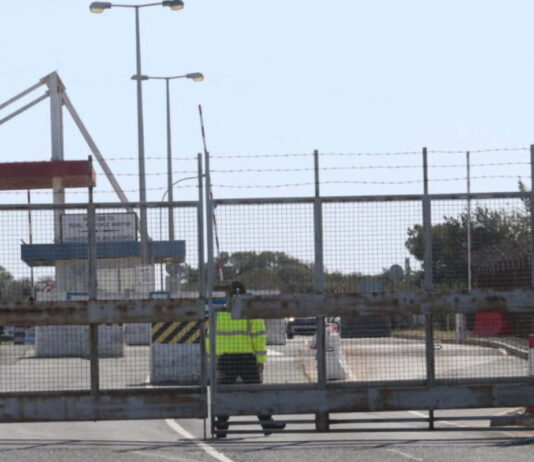 Θα απαιτήσουν οι συνδικαλιστές οικοδόμοι της Ελλάδας να «ξεκουμπιστούν» οι βρετανικές βάσεις από την Κύπρο; Θα διαδηλώσουν στον δρόμο κατά των «τυφλών χτυπημάτων» των φανατικών ισλαμιστών;