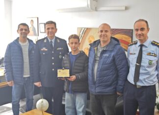 Ο νεαρός αθλητής, Θόδωρος Ιακωβίδης, βραβεύτηκε για τις επιτυχίες του στο ΤΑΕ ΚΒΟ ΝΤΟ από τον αστυνομικό διευθυντή Καβάλας