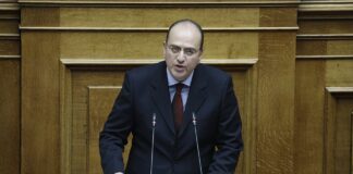 Ο Μακάριος Λαζαρίδης τοποθετήθηκε (το 2007) επιστημονικός σύμβουλος στο Υπουργείο παιδείας, χωρίς να έχει πτυχίο πανεπιστημίου. Και το 2026, τοποθετήθηκε υφυπουργός στο Υπουργείο αγροτικής ανάπτυξης και τροφίμων, γιατί δεν χρειάζεται να κατέχει πτυχίο πανεπιστημίου!