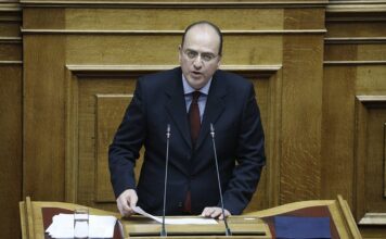 Ο Μακάριος Λαζαρίδης τοποθετήθηκε (το 2007) επιστημονικός σύμβουλος στο Υπουργείο παιδείας, χωρίς να έχει πτυχίο πανεπιστημίου. Και το 2026, τοποθετήθηκε υφυπουργός στο Υπουργείο αγροτικής ανάπτυξης και τροφίμων, γιατί δεν χρειάζεται να κατέχει πτυχίο πανεπιστημίου!