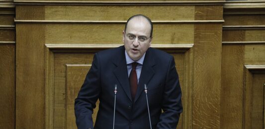 Ο Μακάριος Λαζαρίδης τοποθετήθηκε (το 2007) επιστημονικός σύμβουλος στο Υπουργείο παιδείας, χωρίς να έχει πτυχίο πανεπιστημίου. Και το 2026, τοποθετήθηκε υφυπουργός στο Υπουργείο αγροτικής ανάπτυξης και τροφίμων, γιατί δεν χρειάζεται να κατέχει πτυχίο πανεπιστημίου!