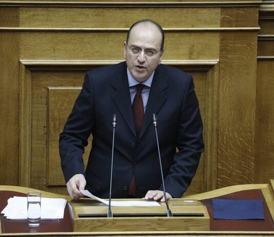 Ο Μακάριος Λαζαρίδης τοποθετήθηκε (το 2007) επιστημονικός σύμβουλος στο Υπουργείο παιδείας, χωρίς να έχει πτυχίο πανεπιστημίου. Και το 2026, τοποθετήθηκε υφυπουργός στο Υπουργείο αγροτικής ανάπτυξης και τροφίμων, γιατί δεν χρειάζεται να κατέχει πτυχίο πανεπιστημίου!