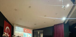 Έδωσαν συναυλία «φιλίας» κάτω από την γιγαντοαφίσα του Μουσταφά Κεμάλ!