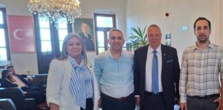 Να σταματήσουν να φωτογραφίζονται με «φόντο» το πορτρέτο του Μουσταφά Κεμάλ
