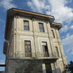 Πως επιτράπηκαν να γίνουν τα αντιαισθητικά «μπαλώματα» στο ξύλινο γείσο της οροφής της παλιάς Μεραρχίας;