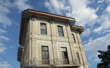 Πως επιτράπηκαν να γίνουν τα αντιαισθητικά «μπαλώματα» στο ξύλινο γείσο της οροφής της παλιάς Μεραρχίας;