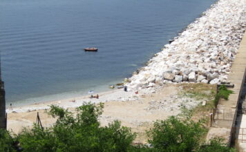 Είναι χερσαία ζώνη λιμανιού, είναι και περιοχή Natura! Μήπως δηλώθηκε και στον ΟΠΕΚΕΠΕ ως βοσκότοπος;