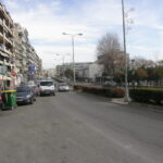 Αν στην οδό Ερυθρού Σταυρού λειτουργεί μιάμιση λωρίδα για την έξοδο των οχημάτων, γιατί δεν προστίθεται ο μονόδρομος στην οδό Ελευθερίου Βενιζέλου με (αντίθετη) κατεύθυνση προς τον κόμβο Φαλήρου;