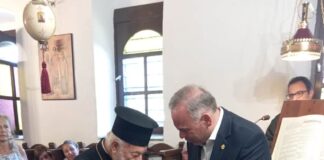 Το μετάλλιο του Δήμου Θάσου στον γηραιότερο ιερέα του νησιού