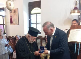 Το μετάλλιο του Δήμου Θάσου στον γηραιότερο ιερέα του νησιού