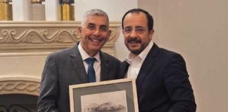 Όσοι μιλούν για «επανένωση» στην Κύπρο, στέλνουν το μήνυμα για λύση συμβιβασμού
