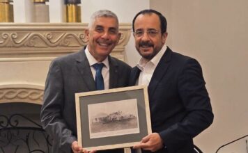 Όσοι μιλούν για «επανένωση» στην Κύπρο, στέλνουν το μήνυμα για λύση συμβιβασμού