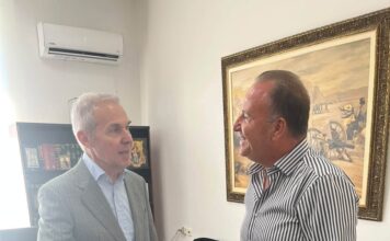 Το δώρο στον υφυπουργό ήταν οι τόμοι των συνεδρίων τοπικής ιστορίας