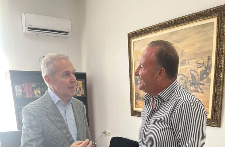 Το δώρο στον υφυπουργό ήταν οι τόμοι των συνεδρίων τοπικής ιστορίας
