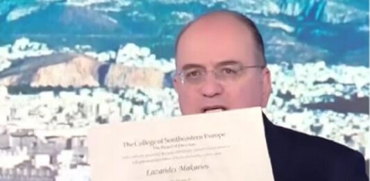 Ο Μακ. Λαζαρίδης δήλωσε «καθαρός και έντιμος», αλλά όχι ενώπιον του δικαστηρίου. Με 151 ψήφους βουλευτών, δεν άρθηκε η βουλευτική ασυλία του