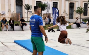 Έκαναν στίβο στα μάρμαρα της πλατείας Καπνεργάτη!