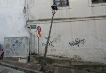 Ο «κεκλιμένος ιστός φωτισμού» της οδού ποιητή Κωνσταντινίδη